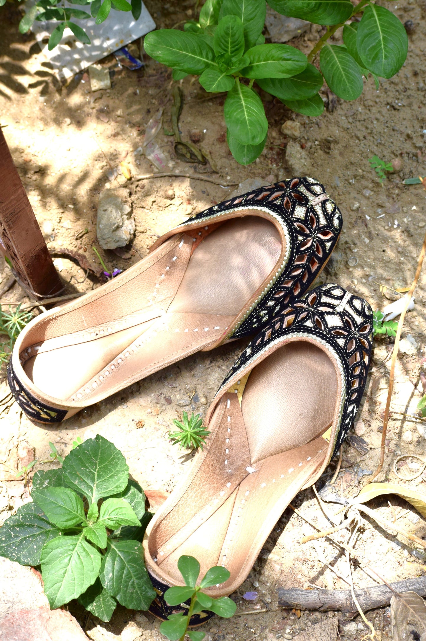 Velvet Black Cutfat Jutti