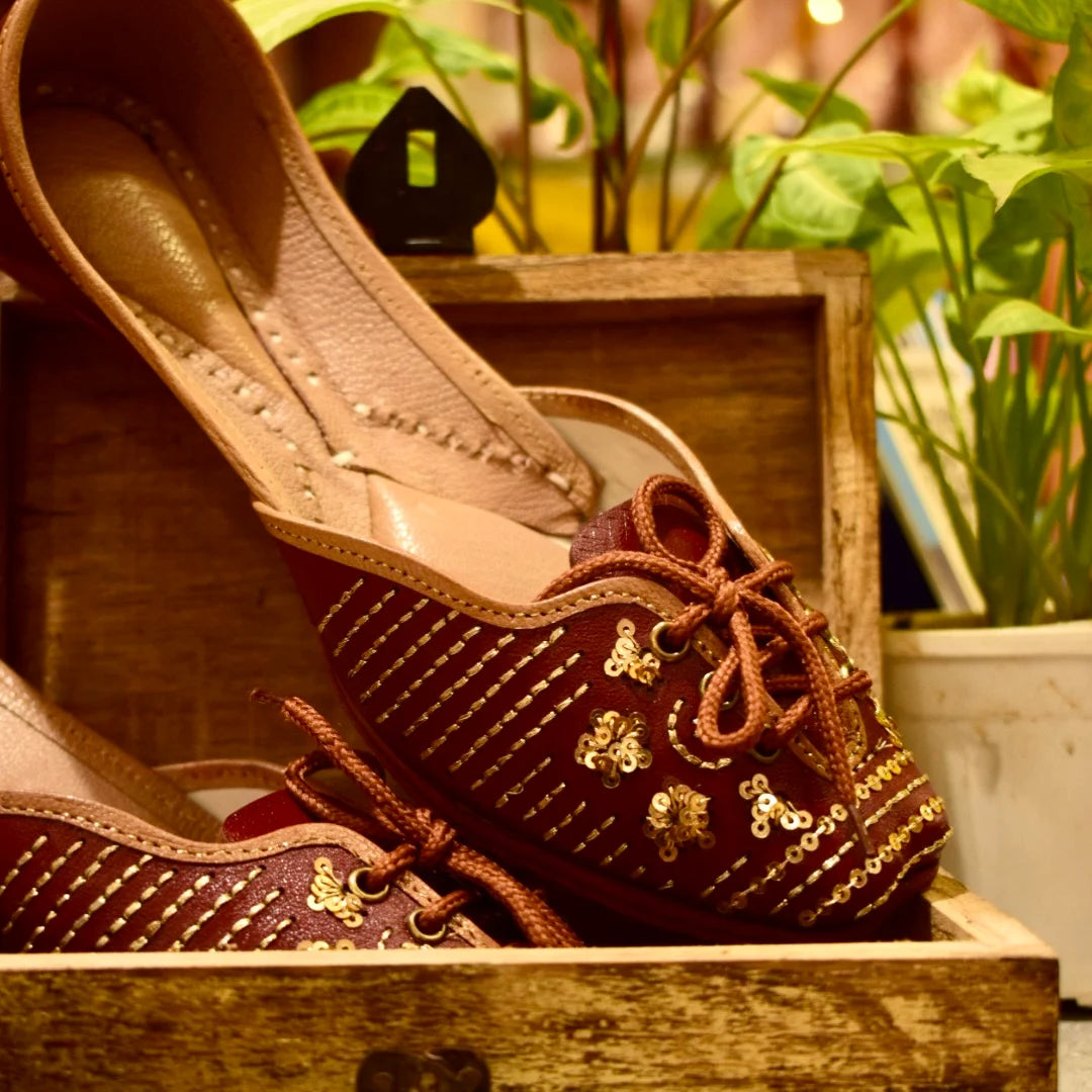 Lace Up Brown Jutti