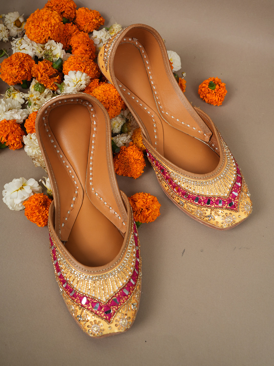 yellow jutti