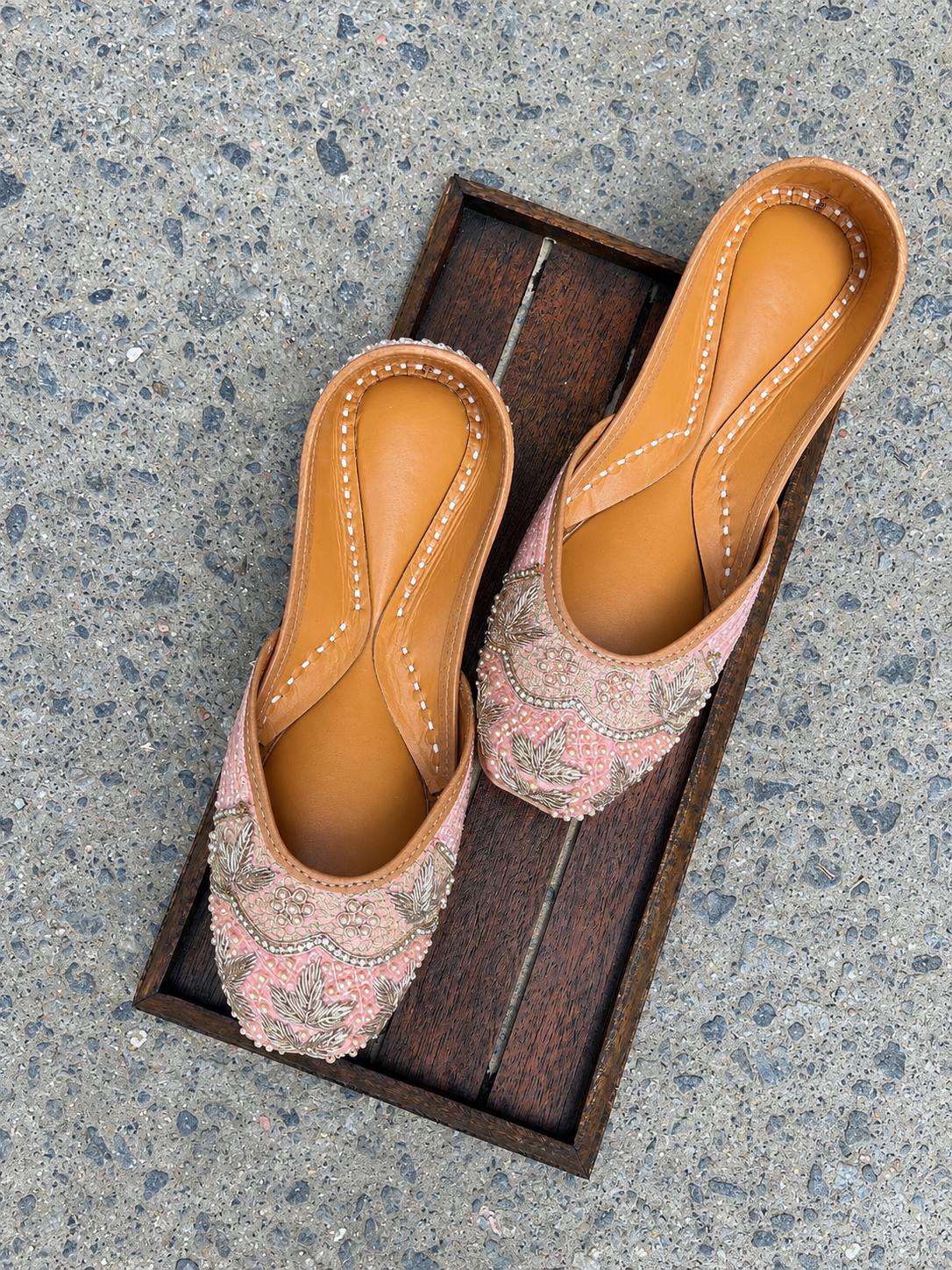 pink jutti