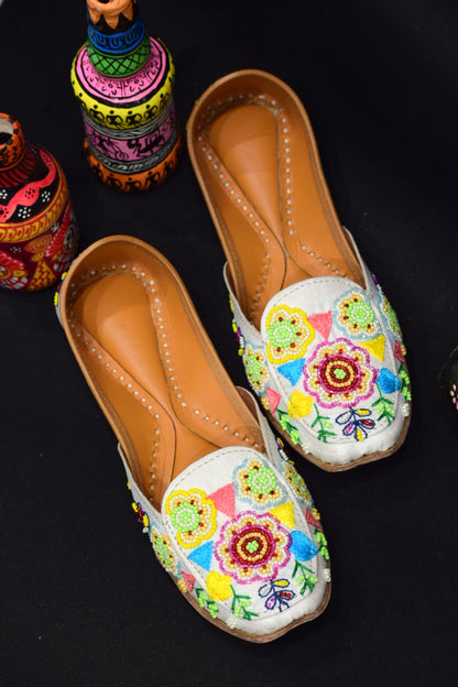Phulkari Bloom – a handcrafted jutti