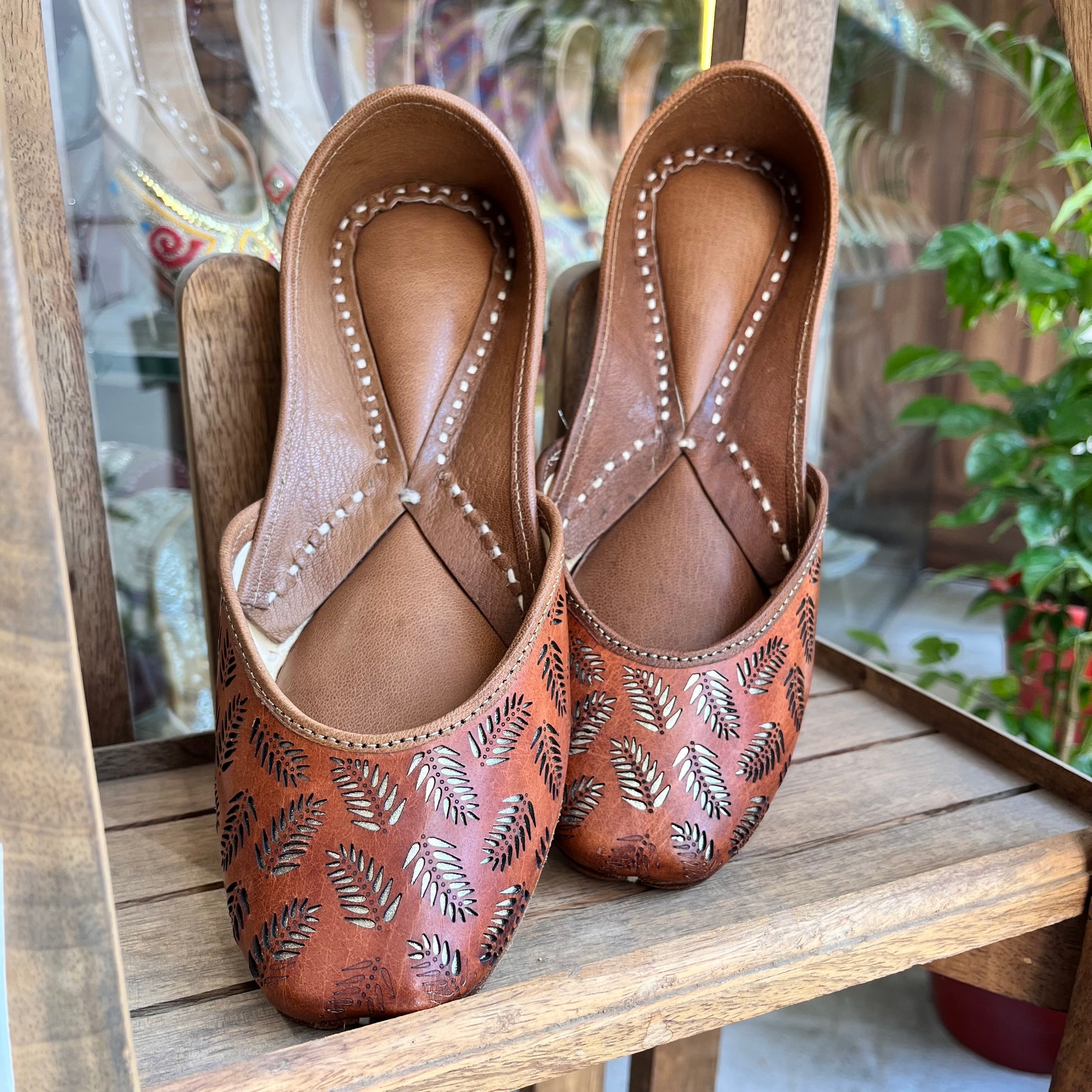 brown jutti
