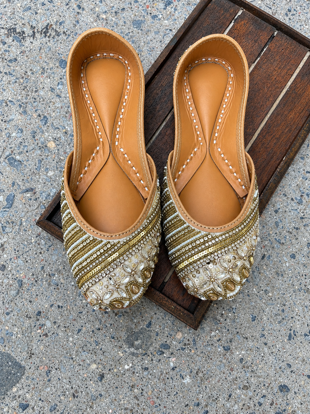 golden jutti