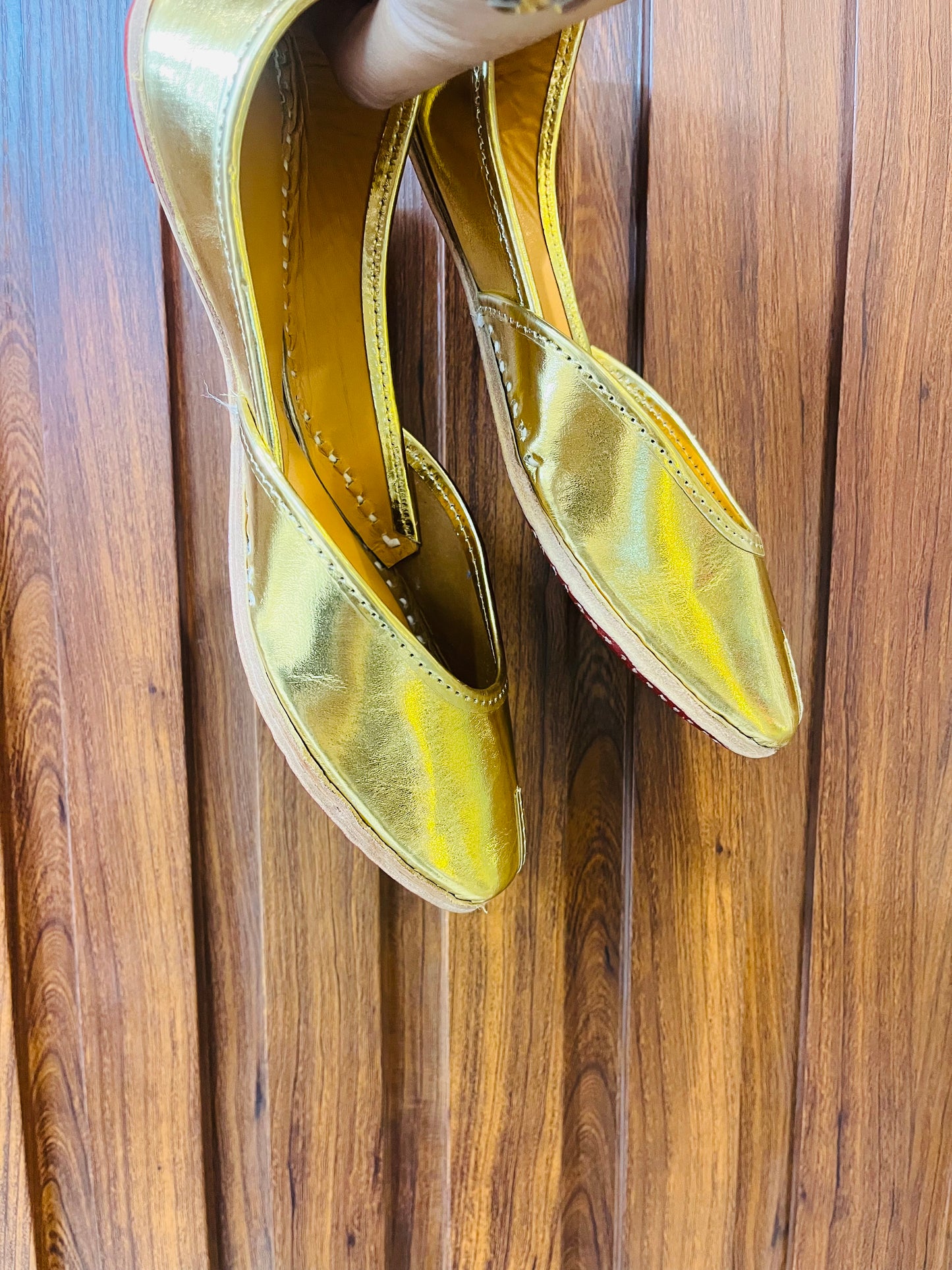 golden jutti