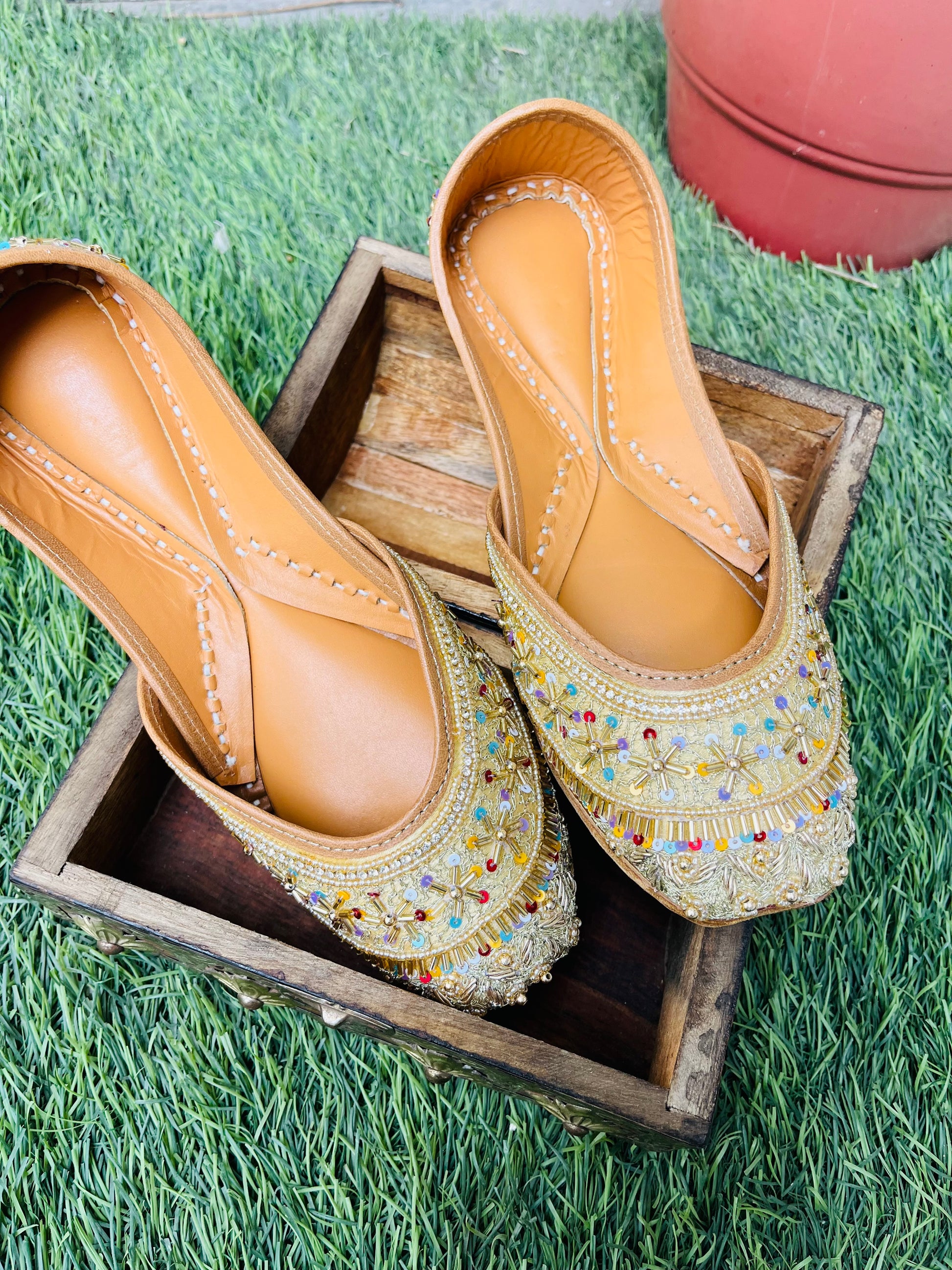 golden wedding jutti