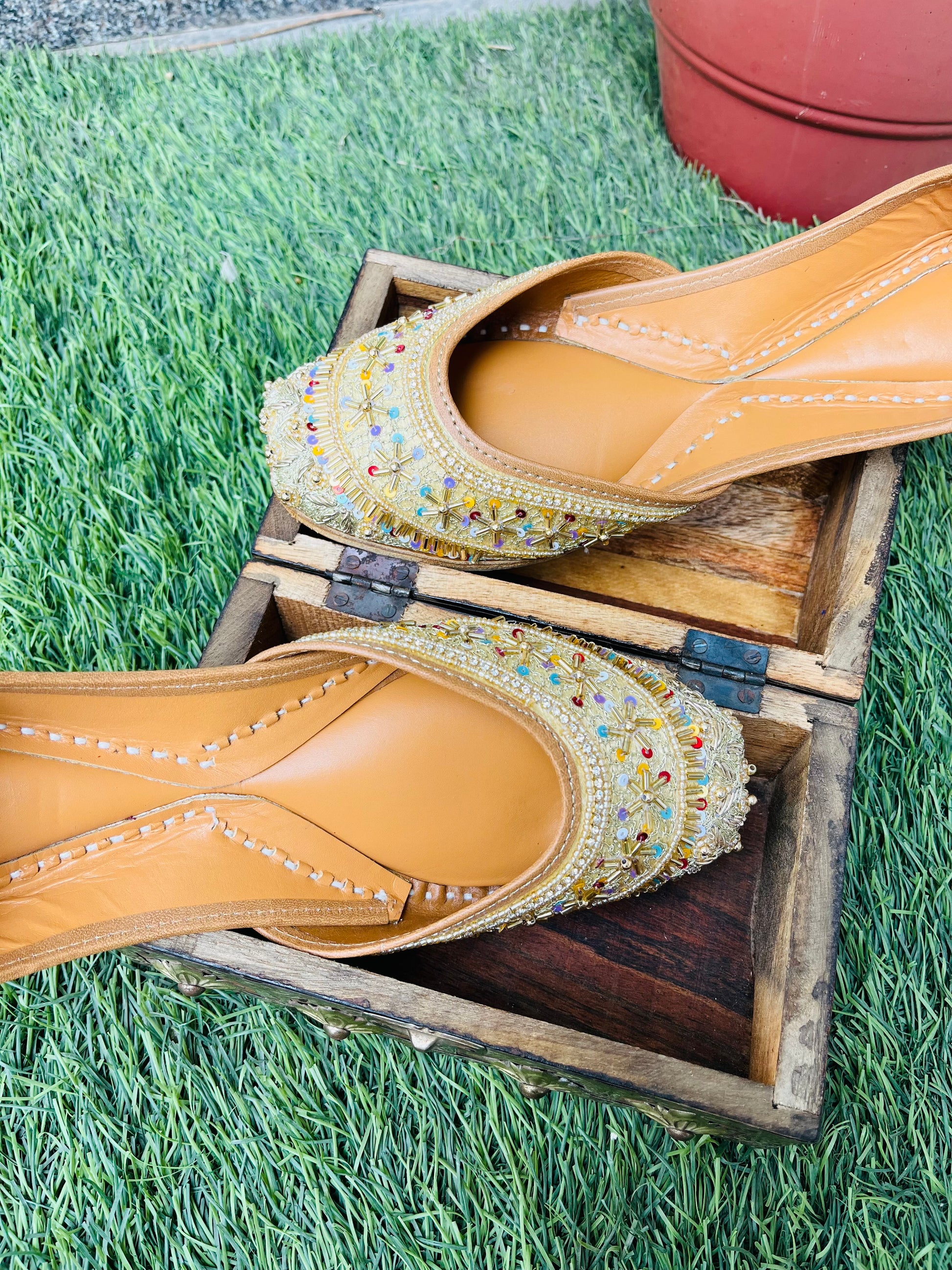 golden wedding jutti