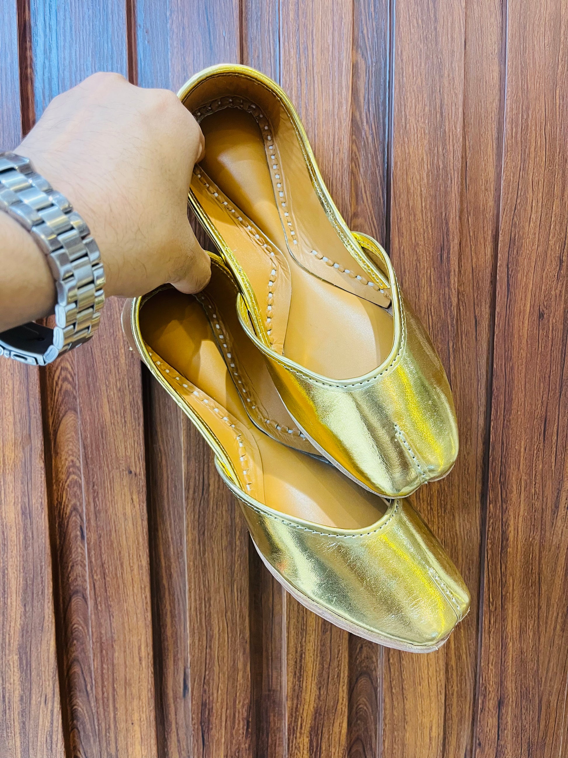 golden jutti