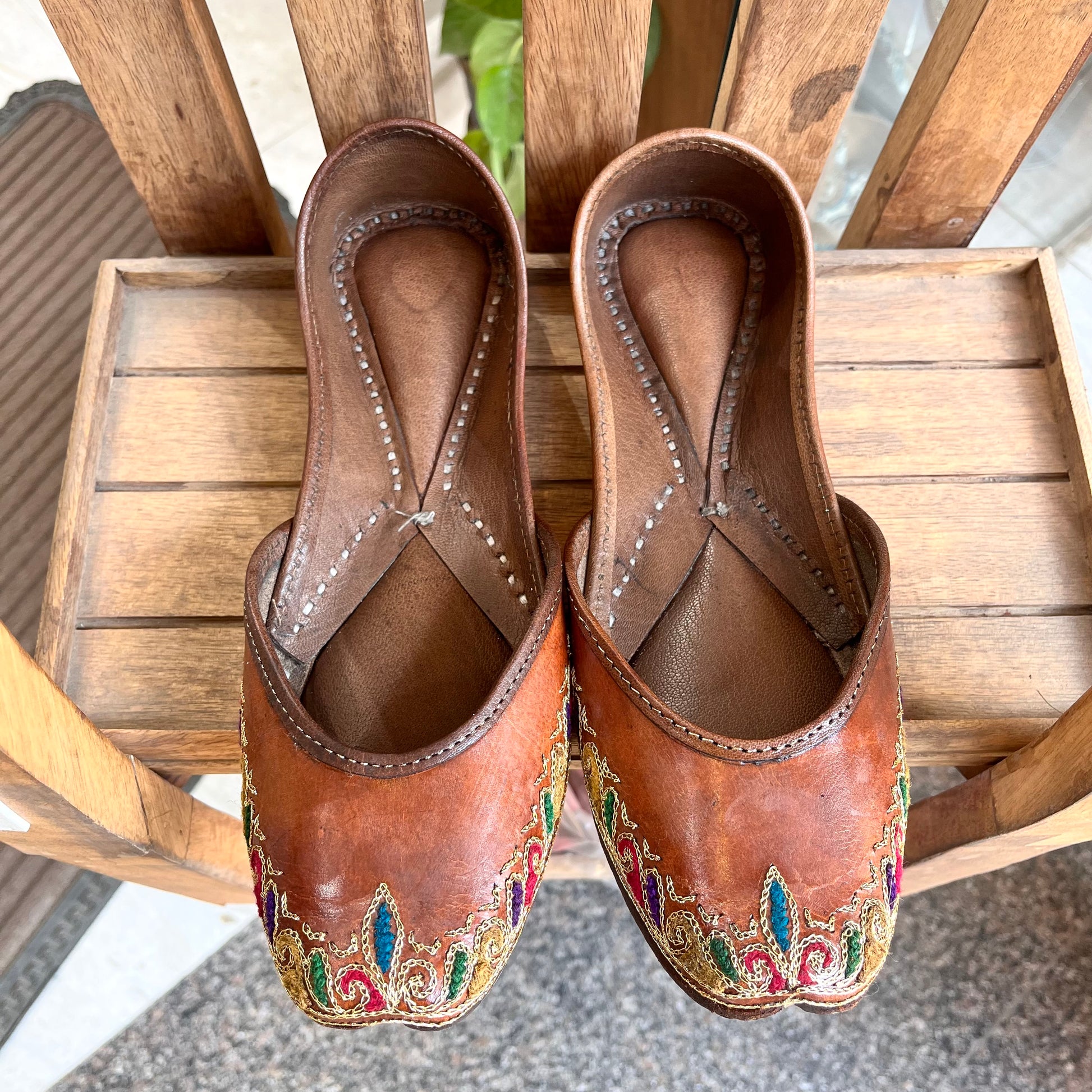 brown jutti