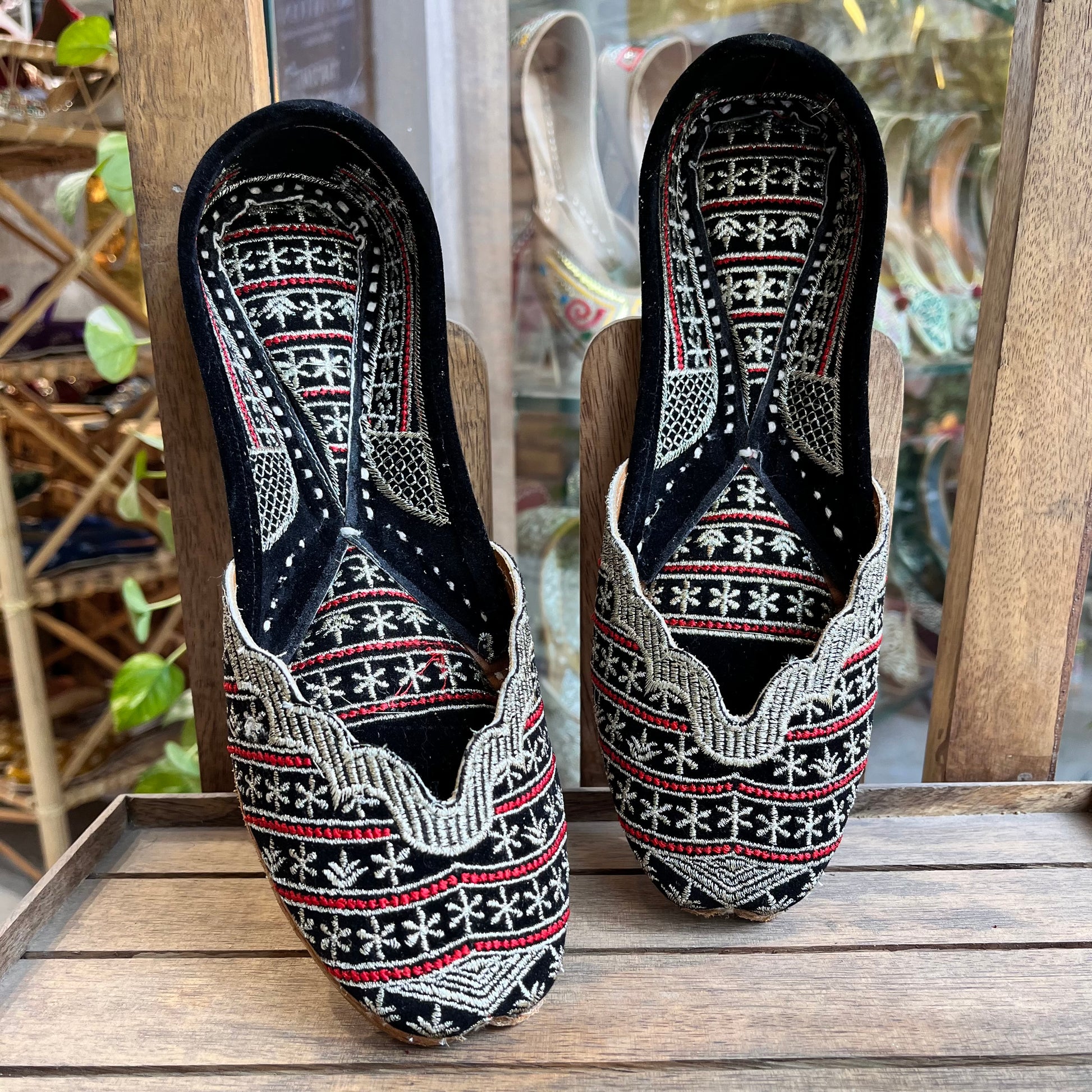 black jutti