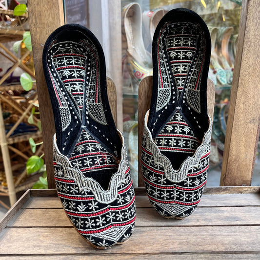 black jutti