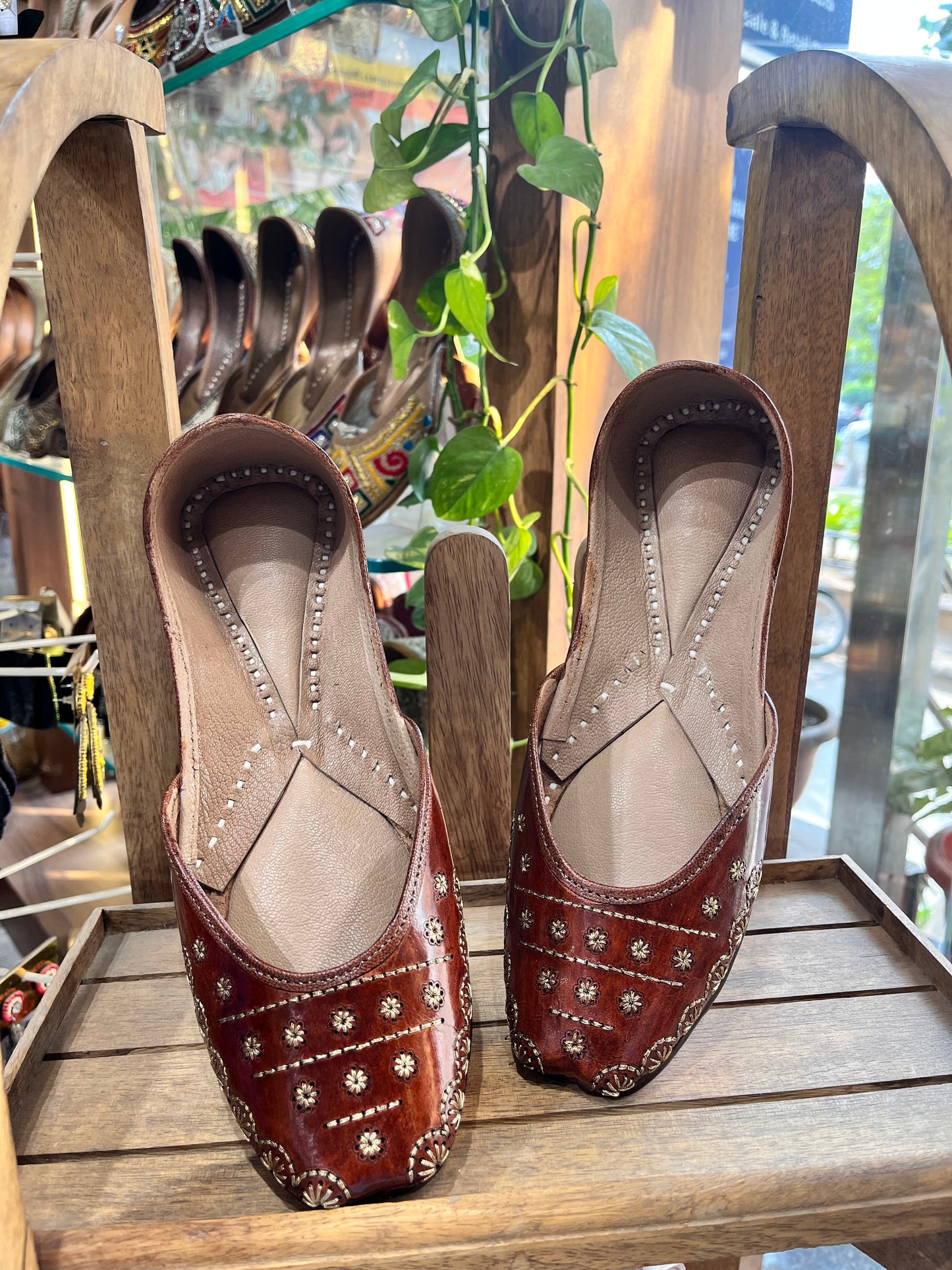 brown jutti