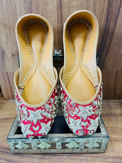 red bridal jutti
