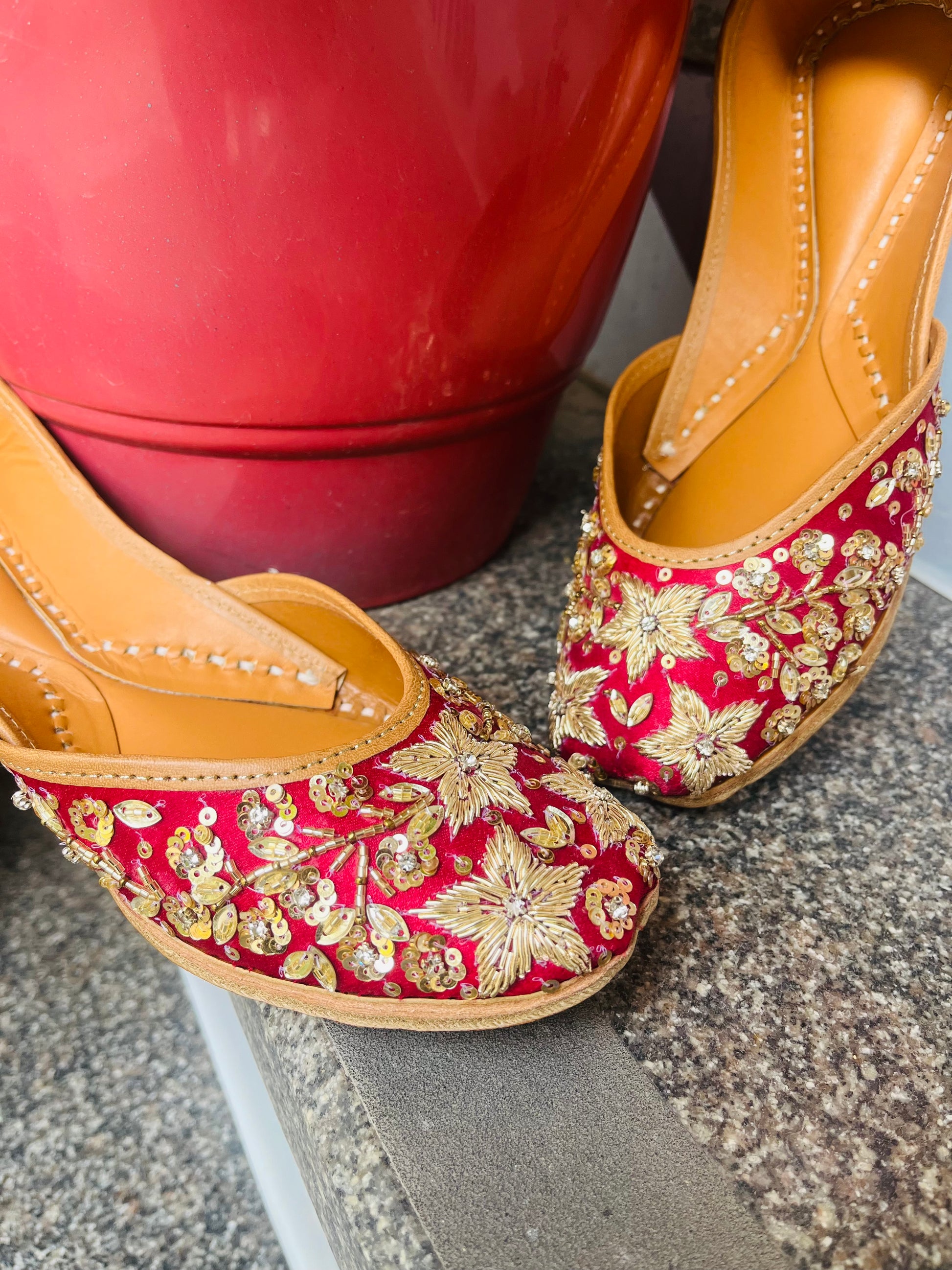red bridal jutti