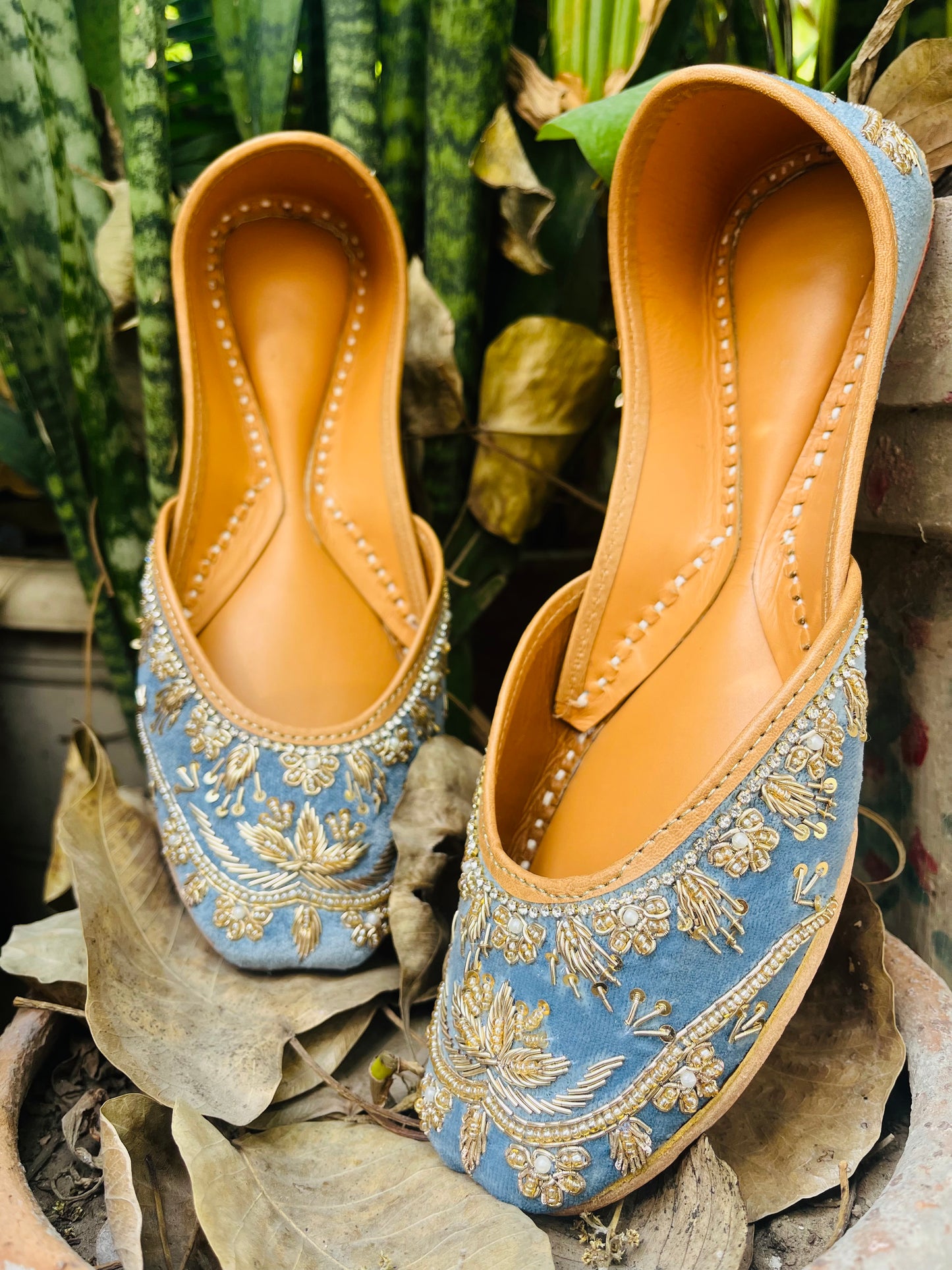 zari jutti